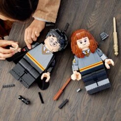 Warner Bros Harry Potter & Hermione Granger LEGO -Harry Potter Online Store 76393 lifestyle build crop