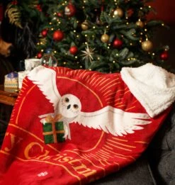Warner Bros Hedwig Christmas Blanket -Harry Potter Online Store XMAS23 Lifestyle Blanket1