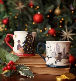 Warner Bros Harry Potter Christmas Mug -Harry Potter Online Store XMAS23 Lifestyle Mugs2 00afc0a3 115f 495b 853e d39aa4b38ac9