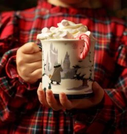 Warner Bros Hagrid Christmas Mug -Harry Potter Online Store XMAS23 Lifestyle Mugs Hagrid1