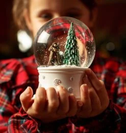 Warner Bros Hagrid Christmas Snow Globe -Harry Potter Online Store XMAS23 Lifestyle Snowglobe1