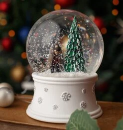 Warner Bros Hagrid Christmas Snow Globe -Harry Potter Online Store XMAS23 Lifestyle Snowglobe2