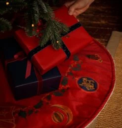 Warner Bros Hedwig Christmas Tree Skirt -Harry Potter Online Store XMAS23 Lifestyle treeskirt2